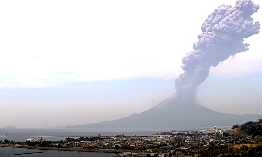 日本樱岛火山喷发，火山灰喷发高度达3400米